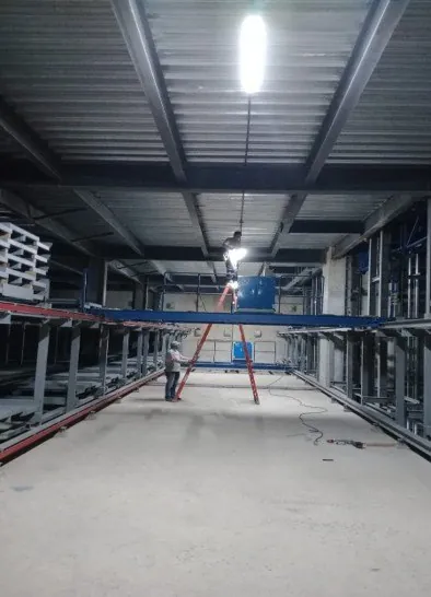 Instalación de iluminación en una bodega