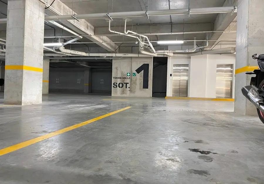 Sótano de parqueo con iluminación instalada