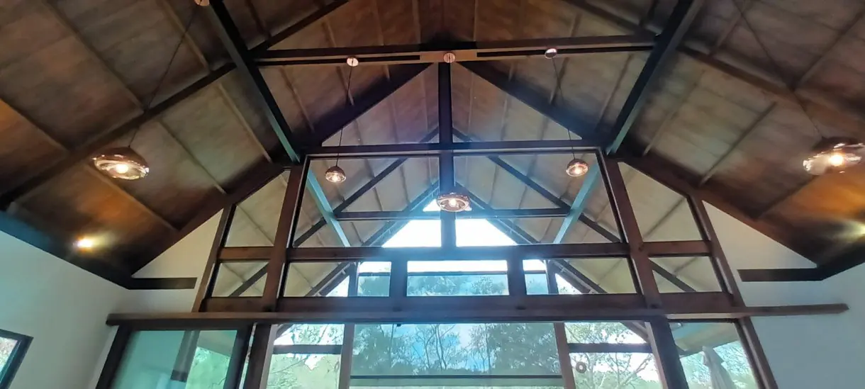 Residencia con cielo de madera e iluminación decorativa